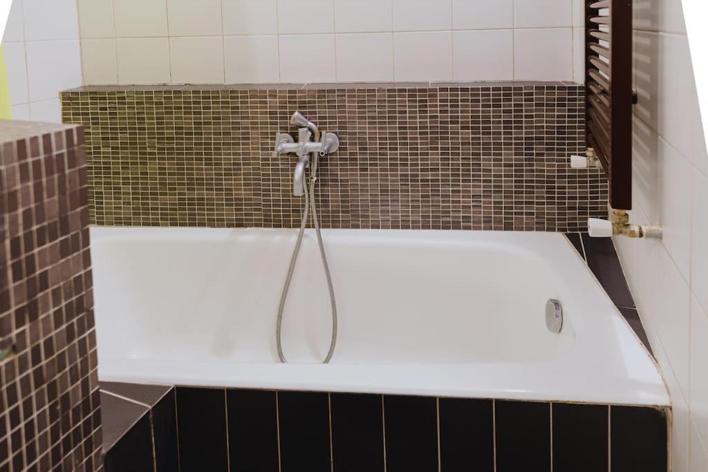 Cosy & Spacious Central Apartment كوموتيني المظهر الخارجي الصورة